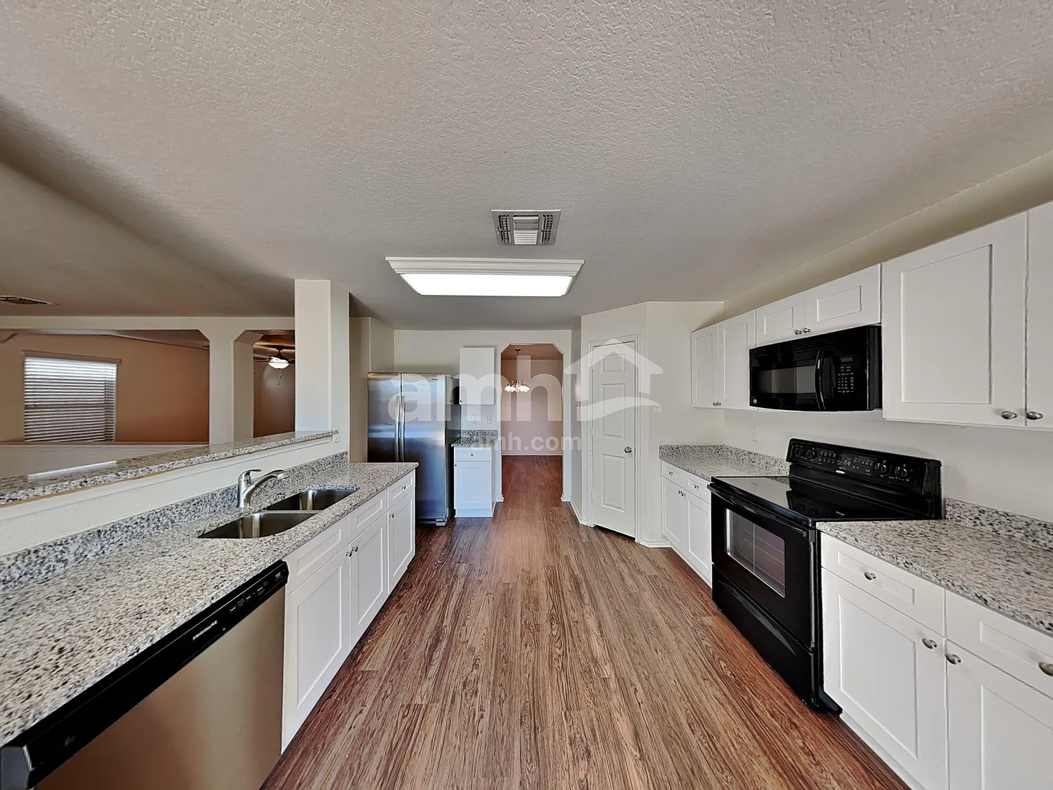 4 bed, 2.5 bath, 2458 sqft, $1,900 — Photo 3