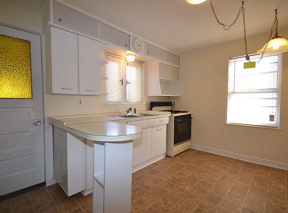 4th image of 6840 W Gunnison St