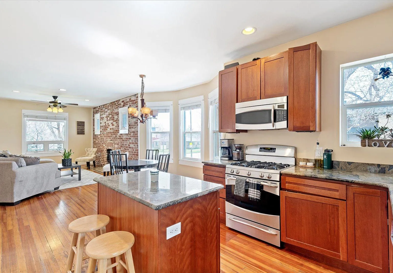 3 bed, 1850 sqft, $3,650 — Photo 1