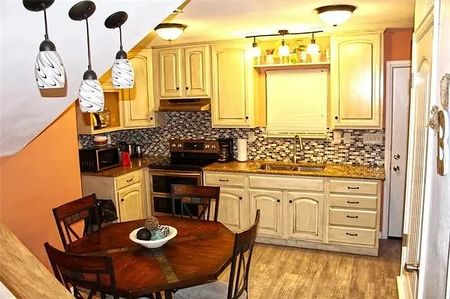 3 bed, 896 sqft, $1,500 — Photo 4