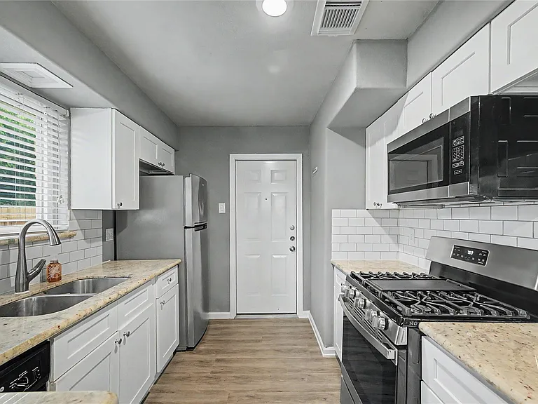 6343 Maple Hill Dr — Photo 15