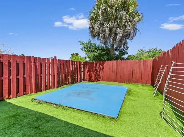 7904 SW 8th St, North Lauderdale, FL 33068