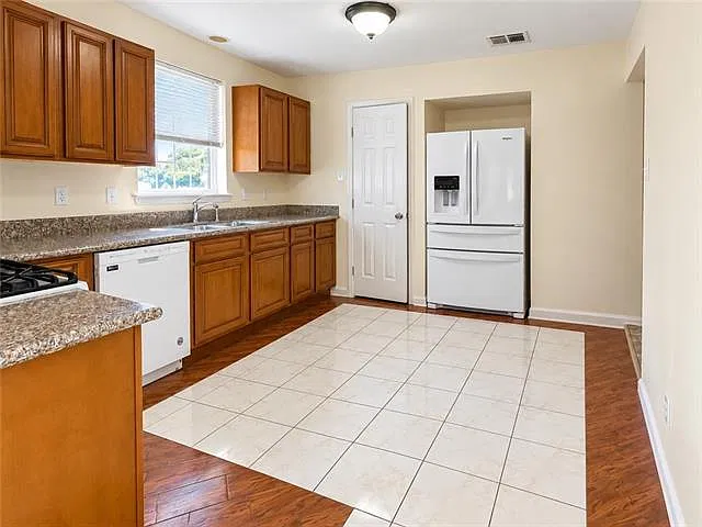 3 bed, 3.0 bath, 1910 sqft, $2,000 — Photo 4