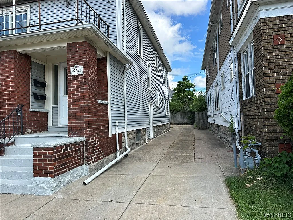 3 bed, 1.0 bath, 1295 sqft, $1,695 — Photo 2