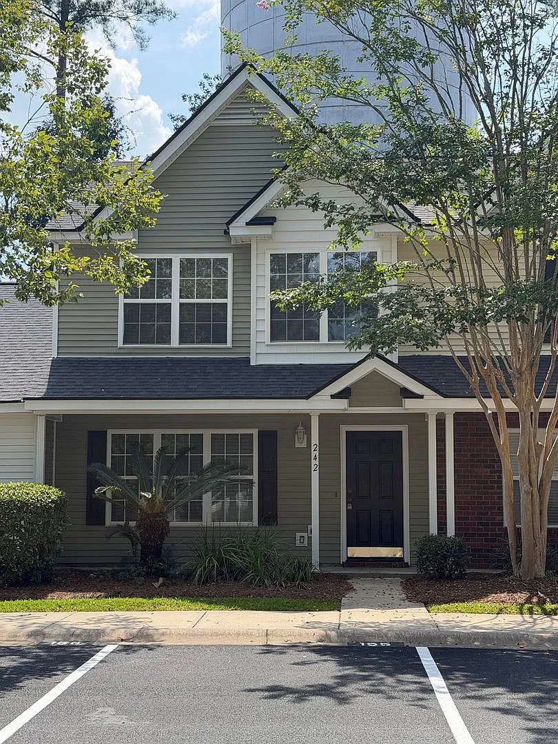 Renovated Three Bedroom Townhome in Townes of Buckwalter — Photo 2