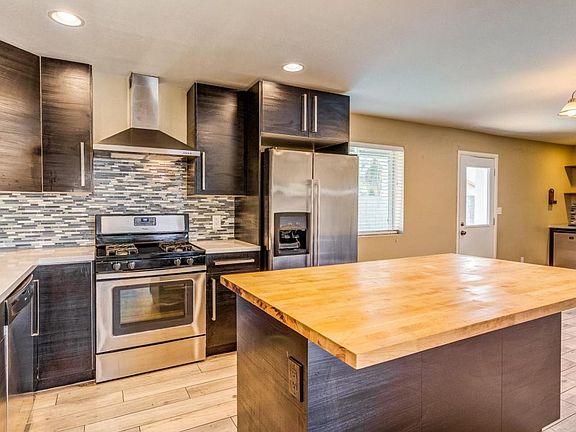 2nd image of 1015 E Marigold Ln