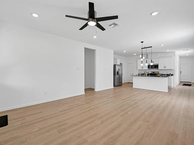 407 Robin St — Photo 8