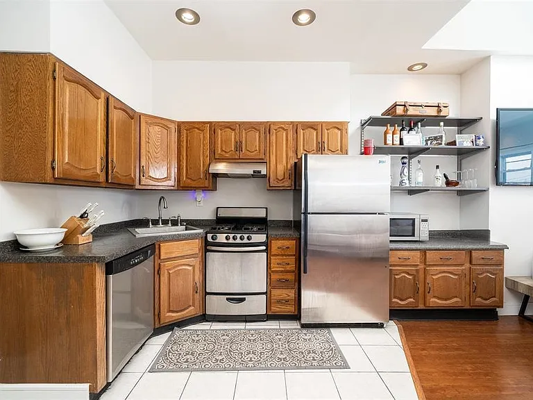 55 Bowers St #3 — Photo 6