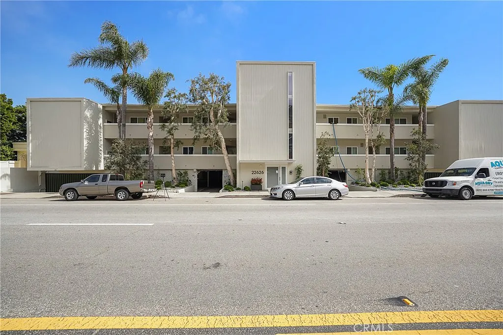 1 bed, 693 sqft, $5,950 — Photo 1