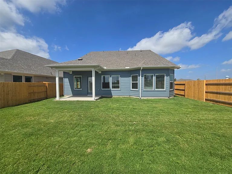 715 Universal Dr — Photo 40