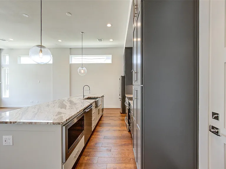 2418 Gray St — Photo 9