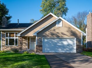 915 Park Knoll Dr, Eagan, MN 55123