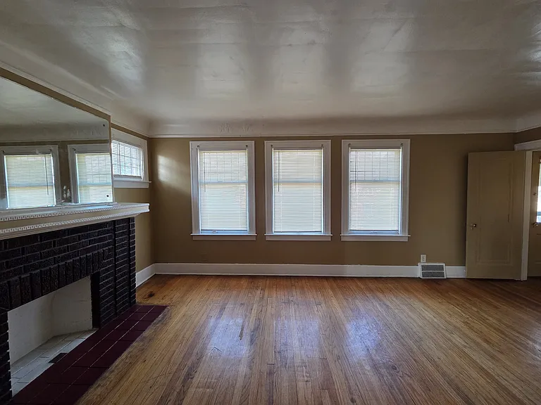 Side view of the living, lots of light in through the windows