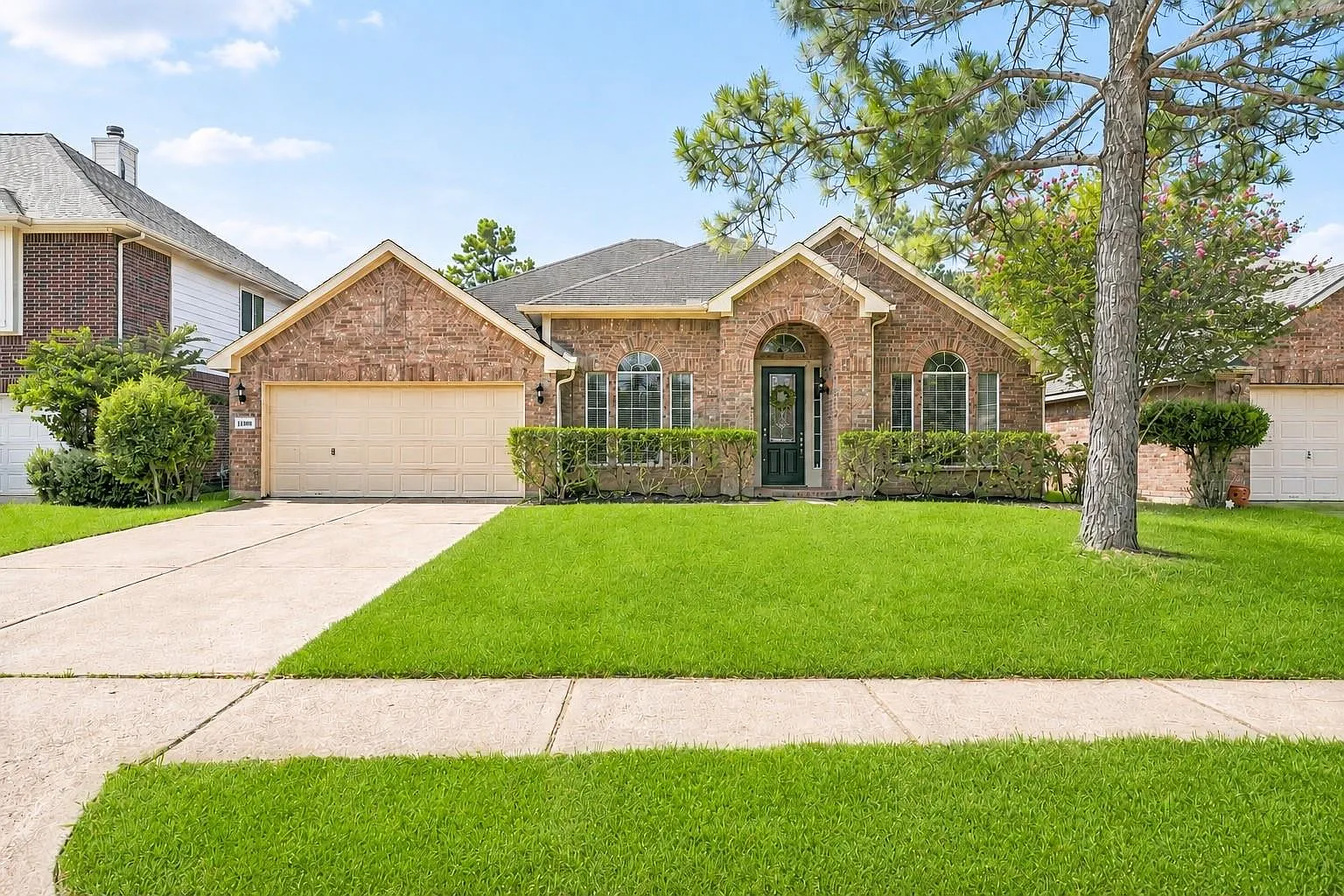 4 bed, 2.0 bath, 2825 sqft, $3,250 — Photo 1