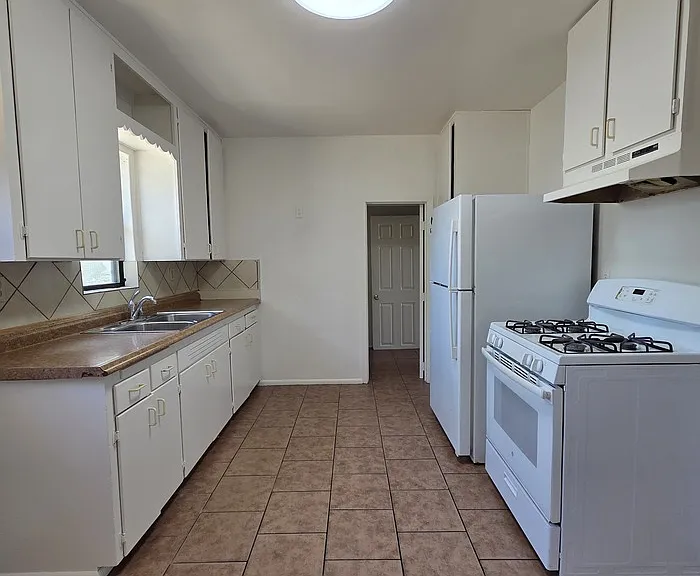 319 S Hobson — Photo 4