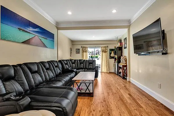 7 bed, 9999 sqft, $6,000 — Photo 2
