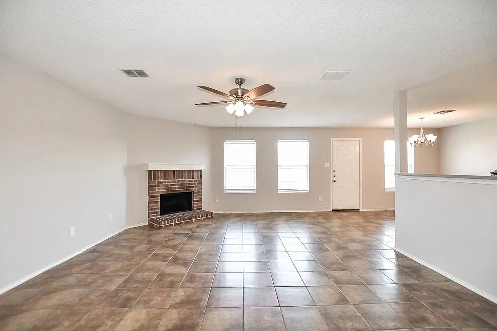 3 bed, 2.0 bath, 1575 sqft, $2,140 — Photo 4