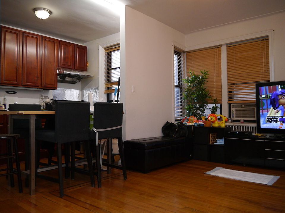 2nd image of 1620 E 2nd St APT 1L