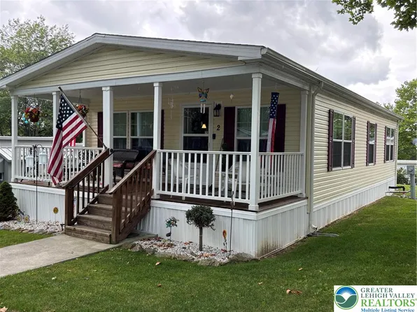 2 Woodview Ct, Bath, PA 18014