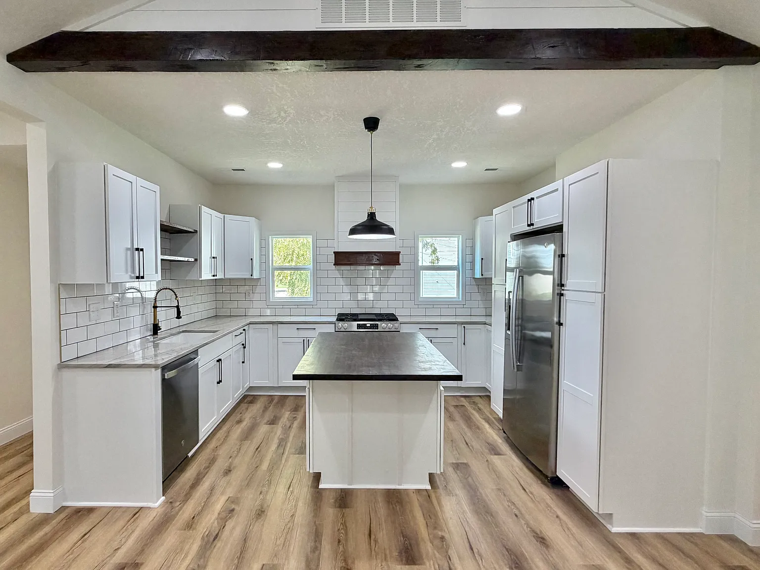 2 bed, 1054 sqft, $1,575 — Photo 1