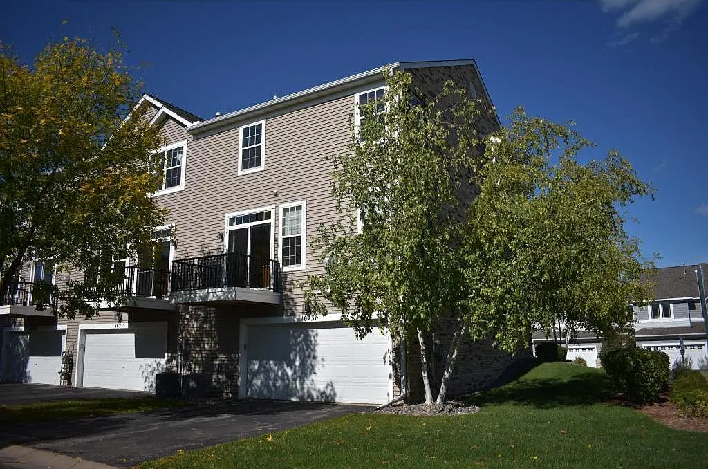 3 bed, 2.5 bath, 2169 sqft, $2,700 — Photo 2