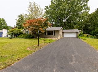 215 Burlington Dr, Manlius, NY 13104
