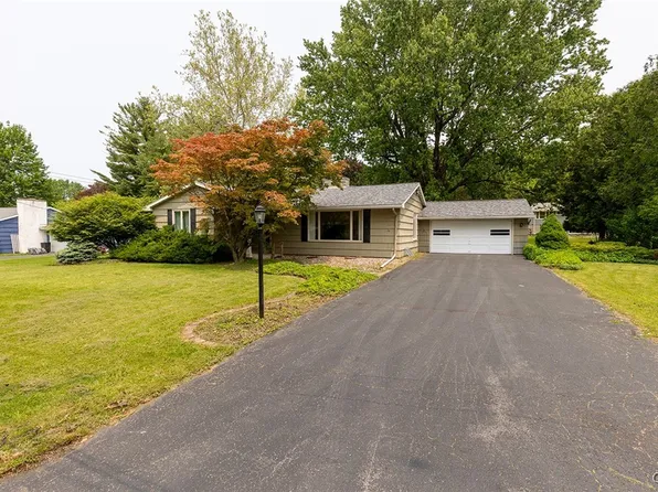 215 Burlington Dr, Manlius, NY 13104