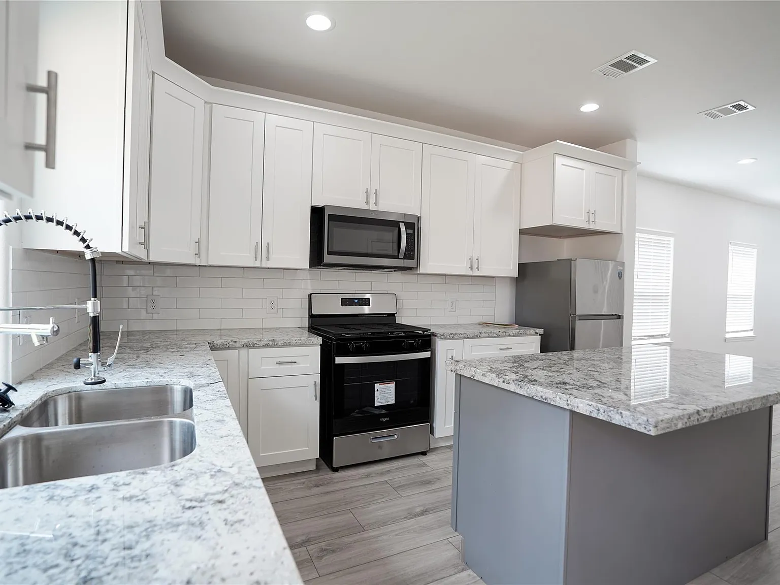 3 bed, 2.0 bath, 1400 sqft, $1,790 — Photo 4