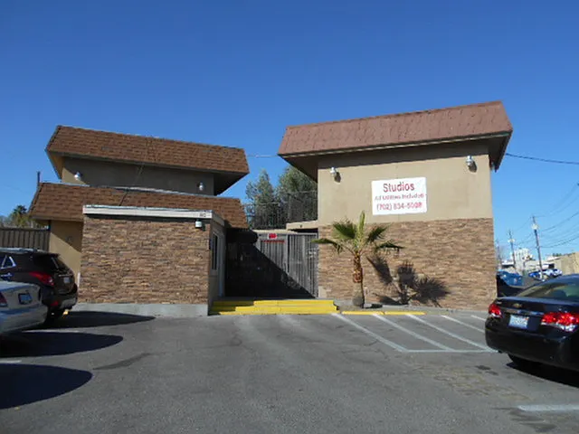 Oak Tree Apartments — Photo 14