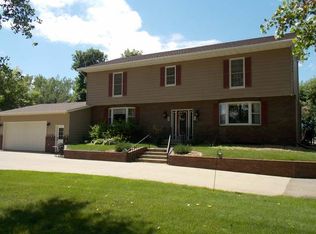 6025 Magnolia Dr, Bismarck, ND 58503