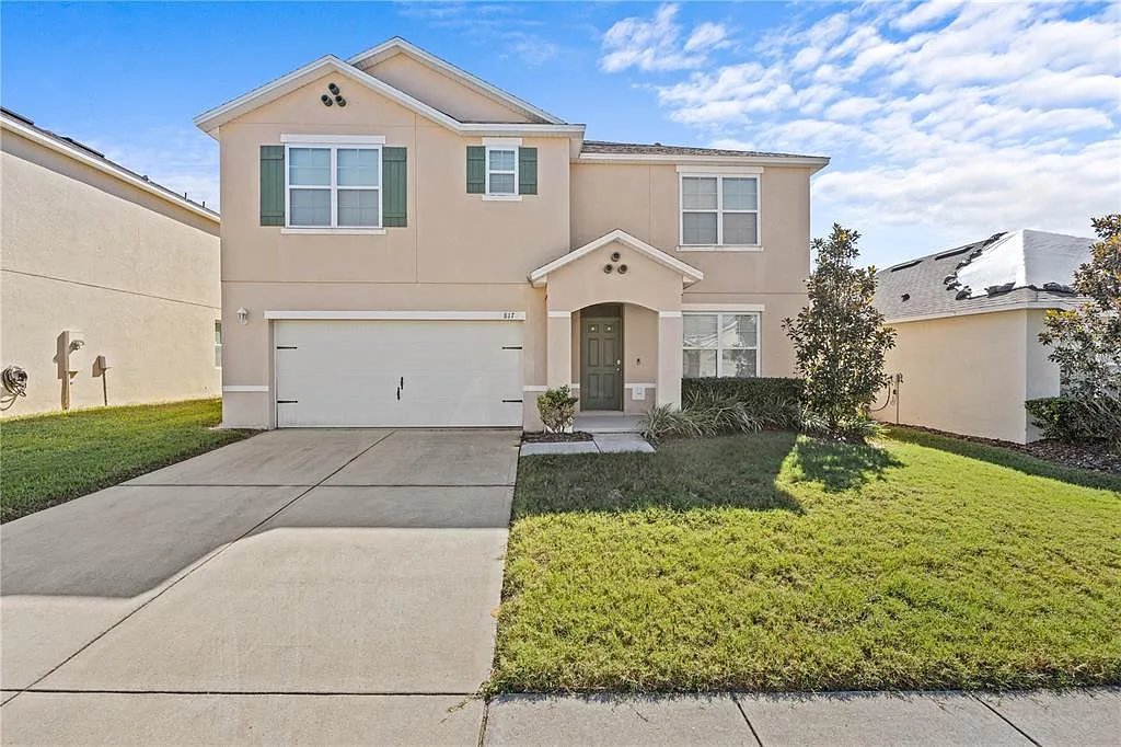4 bed, 2.5 bath, 2696 sqft, $2,400 — Photo 1