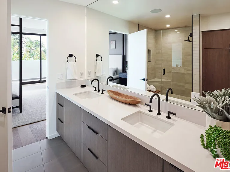 330 Rennie Ave #1 — Photo 15