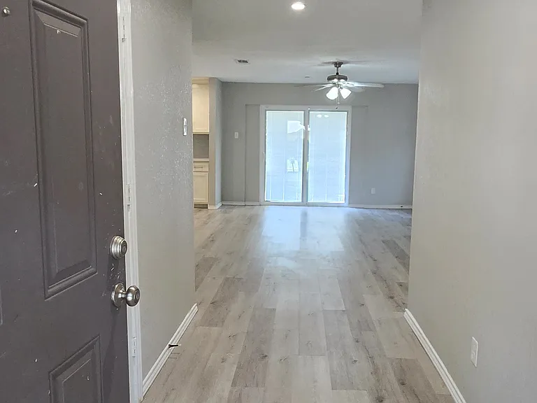 1129 Pioneer Ln — Photo 1