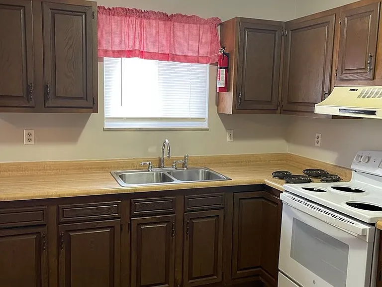 622 Miami Dr — Photo 2