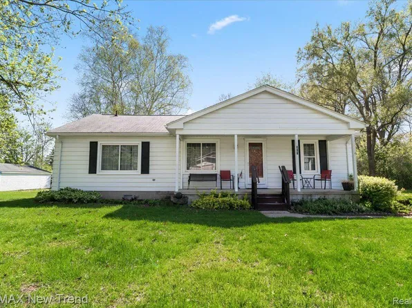 910 Tyrone Ave, Waterford, MI 48328