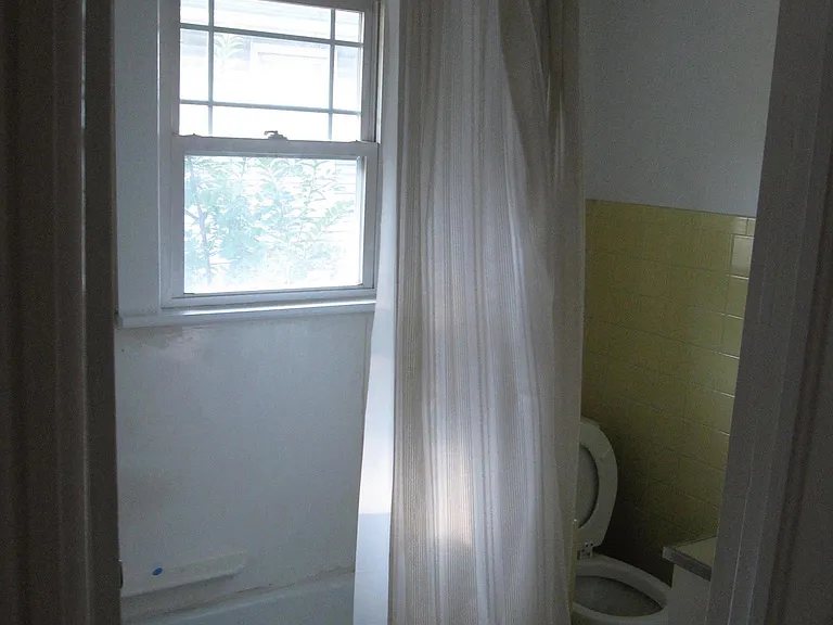 55 Peters Pl #4 — Photo 8