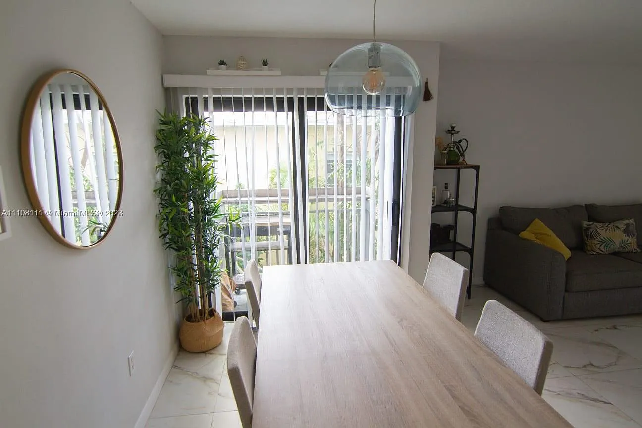 Hibiscus South Condo — Photo 1