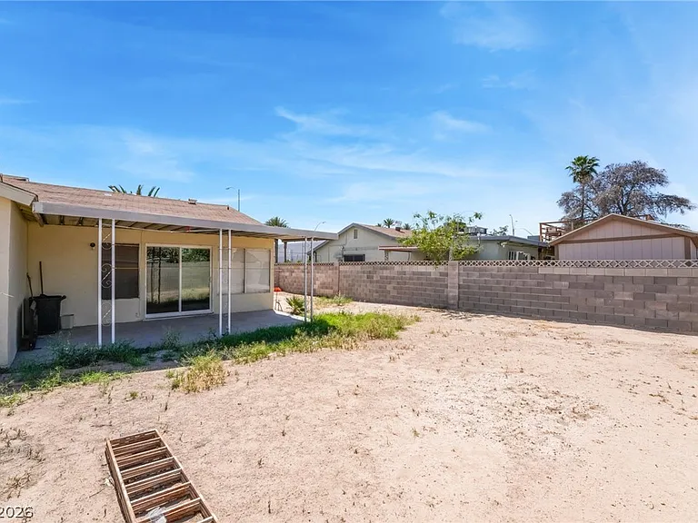 2102 E Russell Rd — Photo 29
