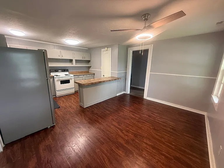 587 S Main St — Photo 5