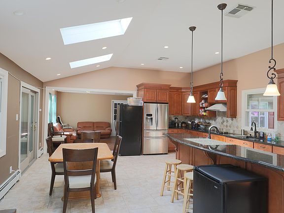 5th image of 36 Manchester Ln