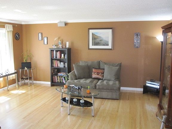 4th image of 432 Oriole Ave