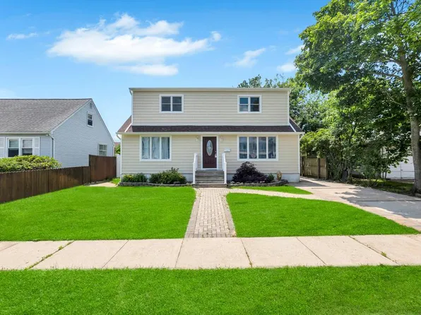 581 S 14th Street, Lindenhurst, NY 11757