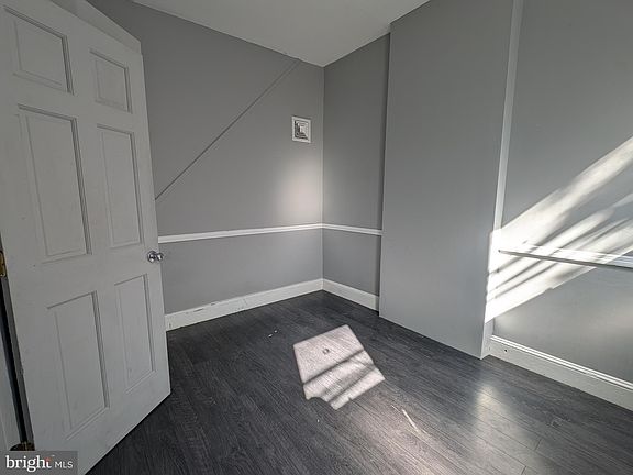3rd image of 1130 Earl St