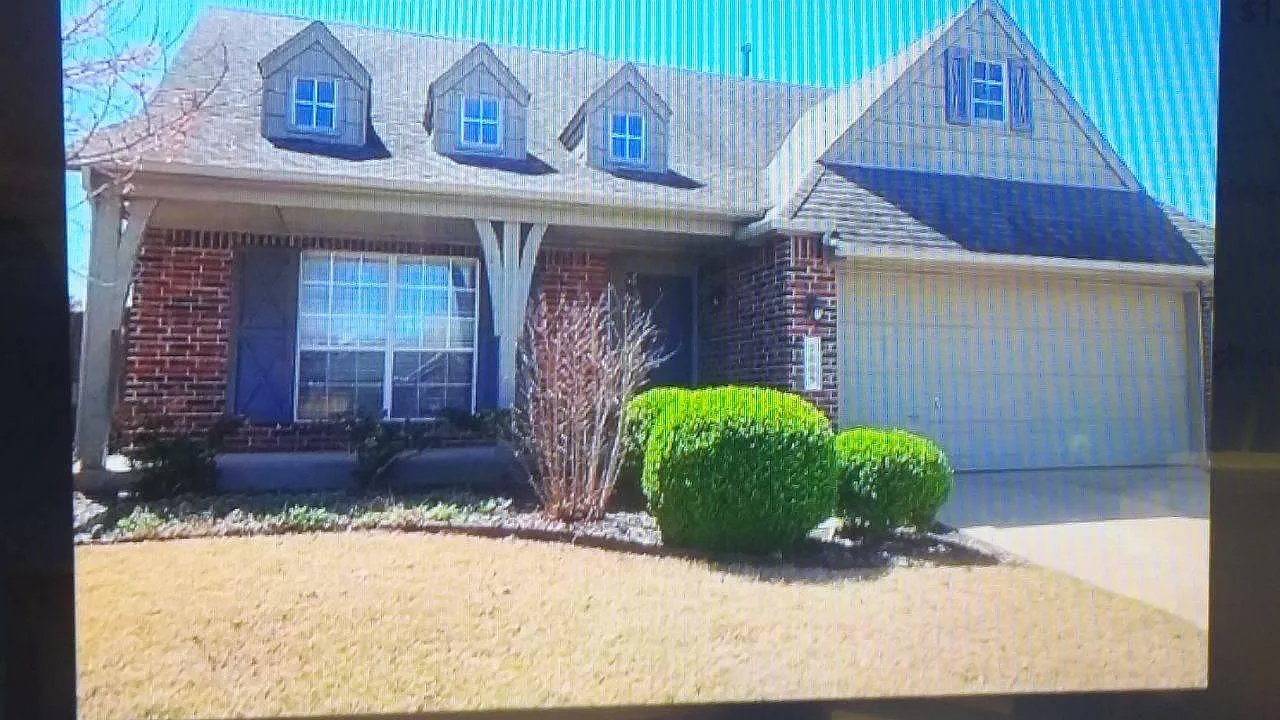 3 bed, 2127 sqft, $2,295 — Photo 1