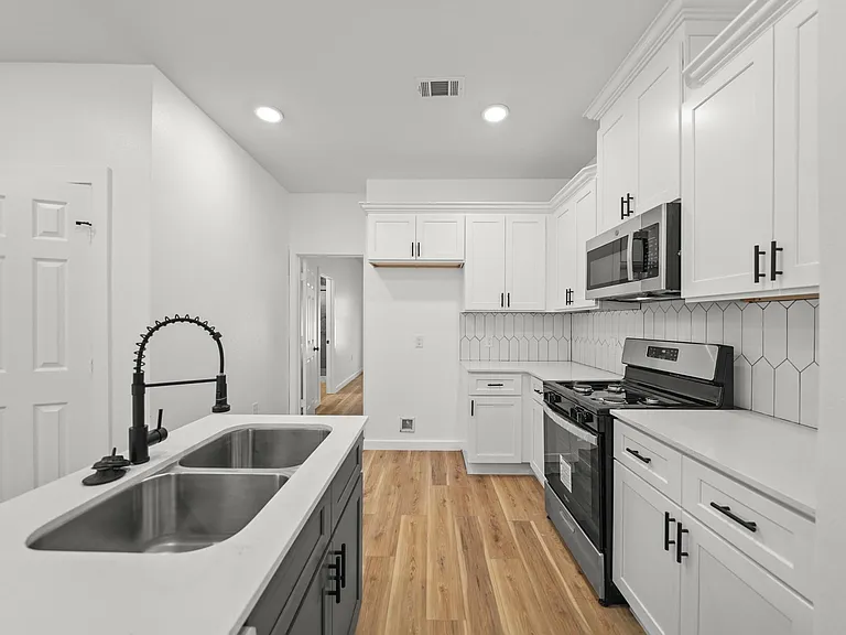 1512 W Blum St #A — Photo 14
