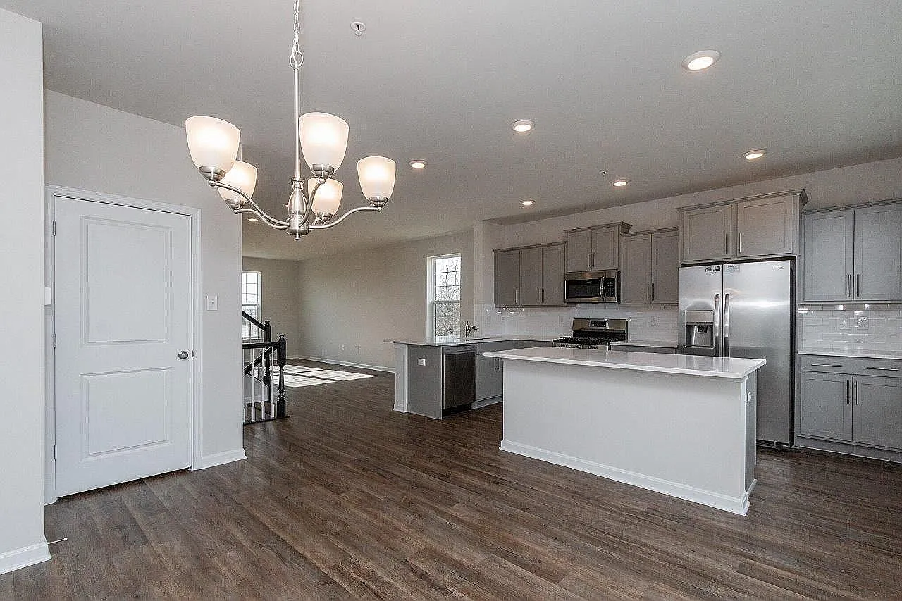 3 bed, 2.5 bath, 2135 sqft, $3,200 — Photo 3