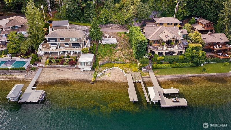 3rd image of 672 W Lake Sammamish Parkway NE