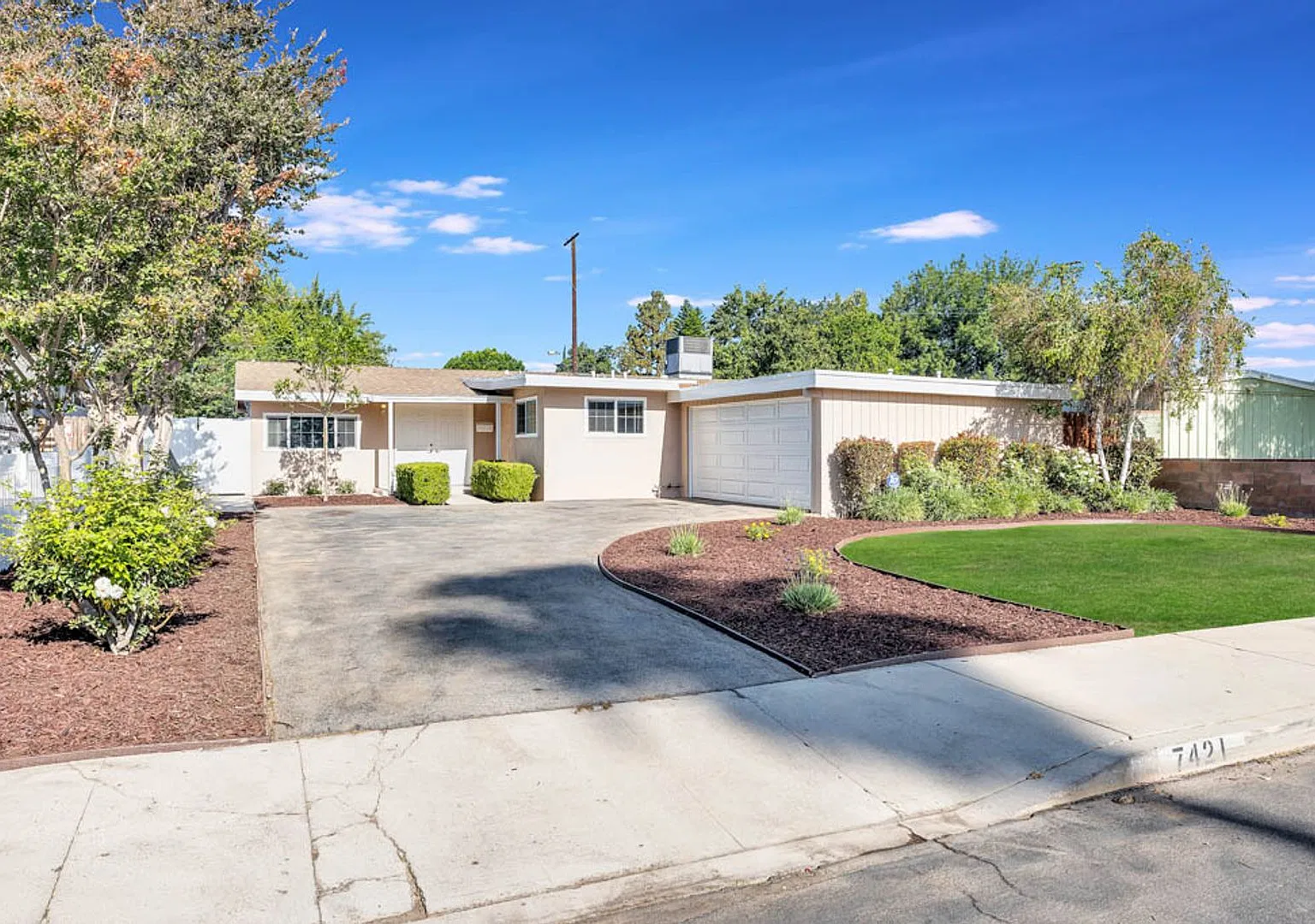 Beautiful home located in the heart of Winnetka — Photo 1