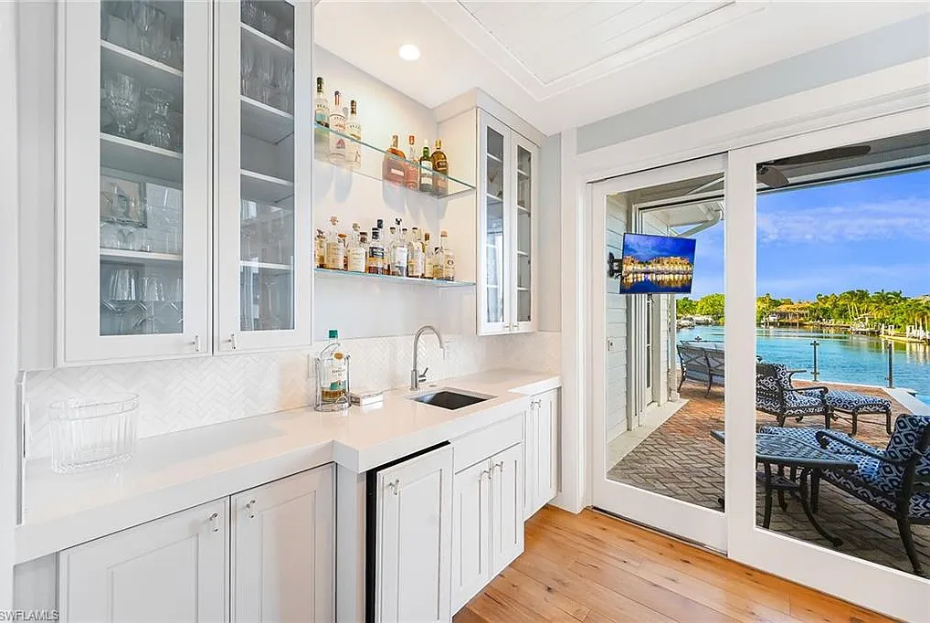4 bed, 5.5 bath, 6130 sqft, $40,000 — Photo 3