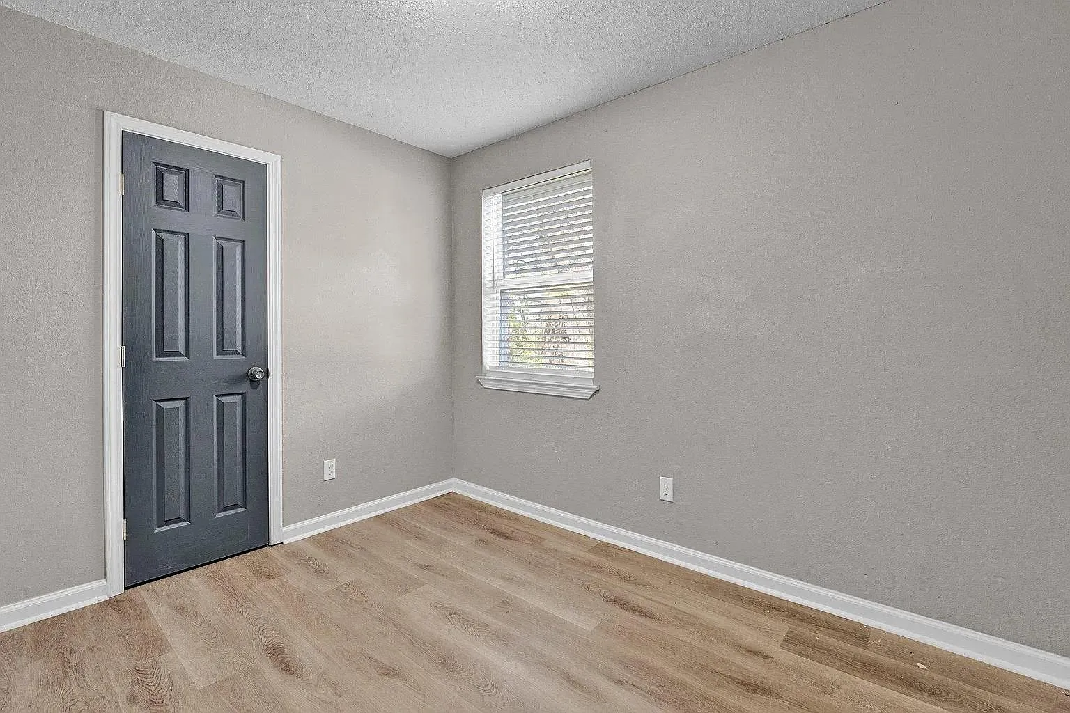 760 Richmond Ave - Richmond 4 — Photo 2